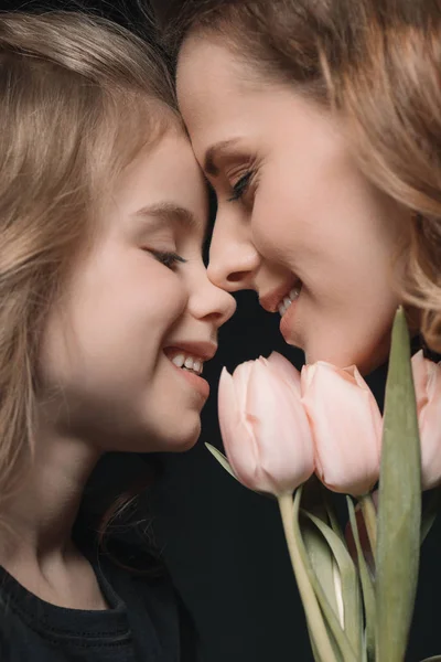 Мать и дочь с тюльпанами — стоковое фото