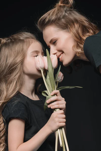 Fille et mère avec des fleurs de tulipes — Photo