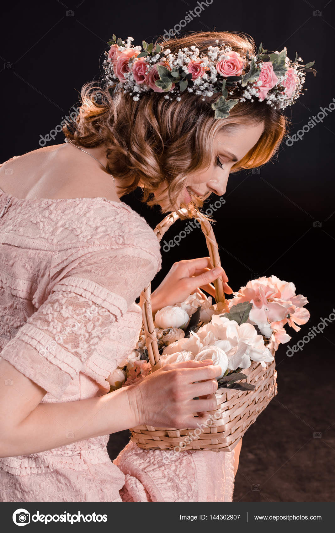 Woman with flower basket — Free Stock Photo © ArturVerkhovetskiy 144302907