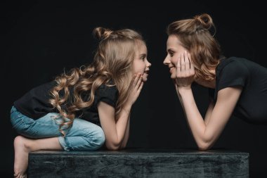 kızı ve annesi gülümseyerek