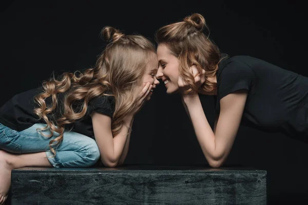 Fille et mère souriantes — Photo