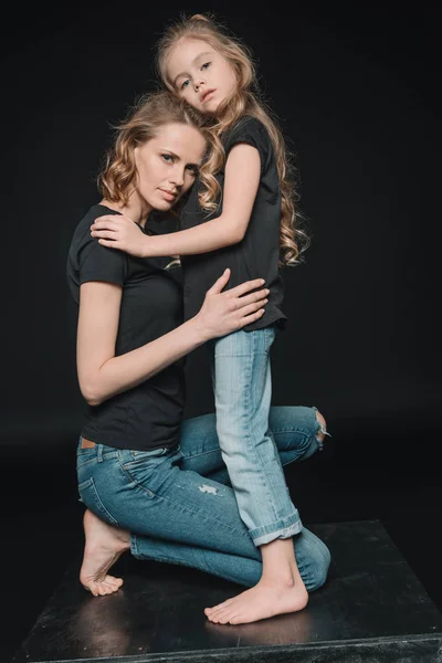 Córka i matka przytulanie — Zdjęcie stockowe