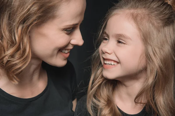 Lánya és anyja mosolyogva — Stock Fotó
