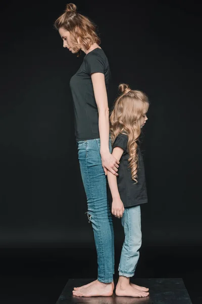 Stílusos lánya és anyja öltöztető — Stock Fotó