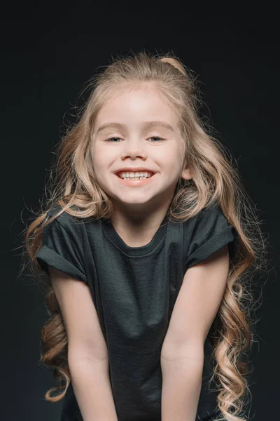 Adorable dziewczyna uśmiechając się — Zdjęcie stockowe