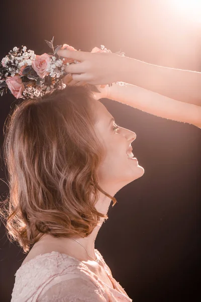 Mujer feliz con flores corona — Foto de Stock