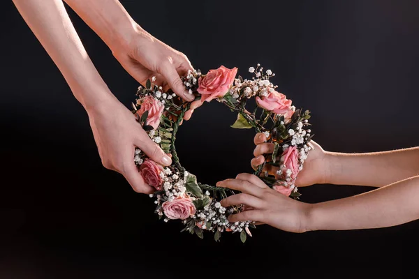 Hands holding wreath — Stock Photo, Image
