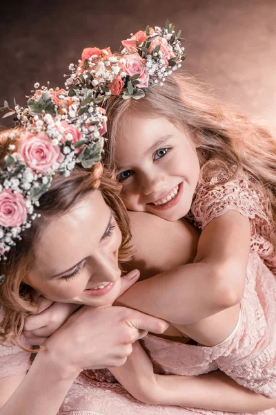 Mãe e filha felizes — Fotografia de Stock