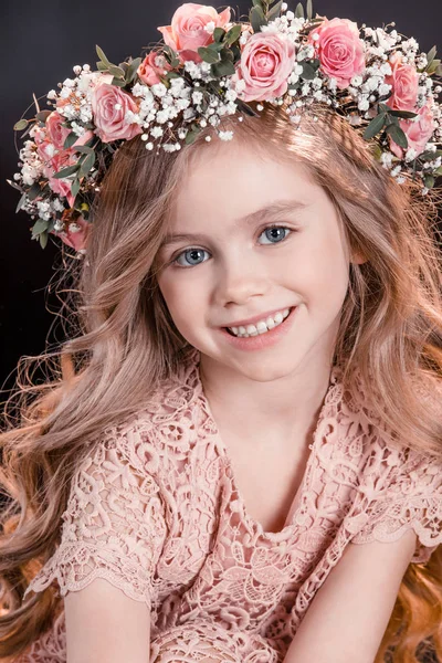 Dívka s květy věnec — Stock fotografie
