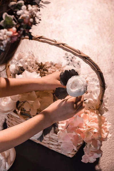 Chica con cesta de flores — Foto de stock gratis