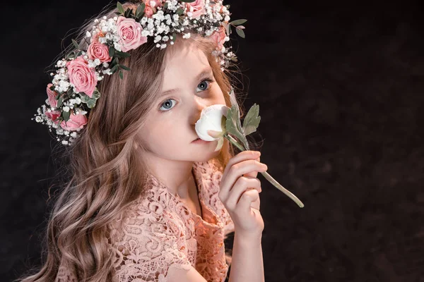 Chica en corona con flor —  Fotos de Stock