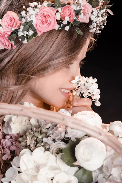 Menina com cesta de flores — Fotografia de Stock