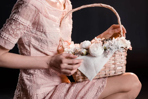 Mujer con cesta de flores — Foto de Stock