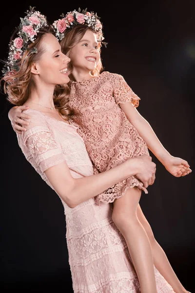 Madre e hija en coronas —  Fotos de Stock