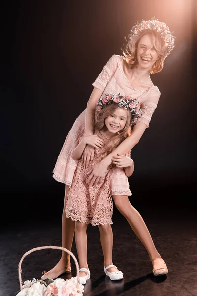 Matka a dcera v věnce — Stock fotografie