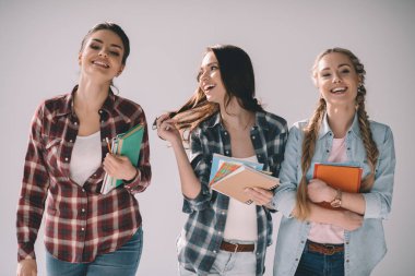 Genç öğrencilerle birlikte ders kitapları 