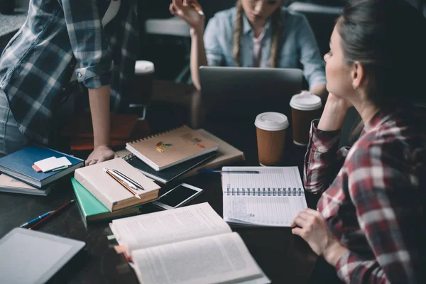 Estudiantes estudiando juntos — Foto de Stock