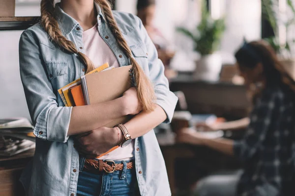 Ung student med läroböcker — Stockfoto