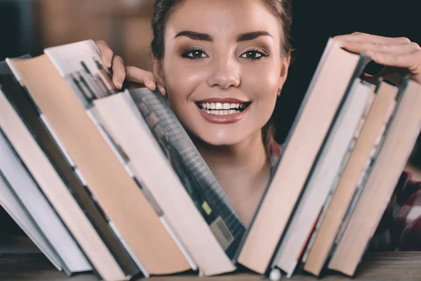 Mujer eligiendo libros — Foto de Stock