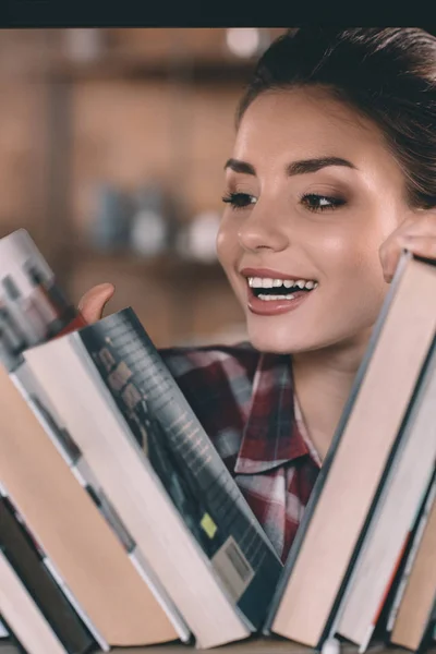 Mujer eligiendo libros — Foto de Stock