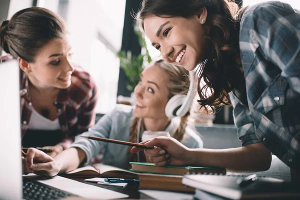 Estudiantes estudiando juntos — Foto de Stock