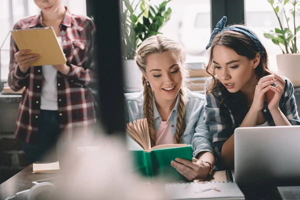 Studenti che studiano insieme — Foto Stock