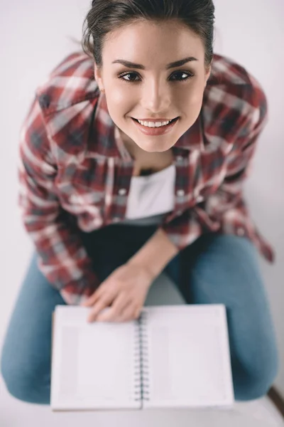 Mulher com caderno nas mãos — Fotografia de Stock