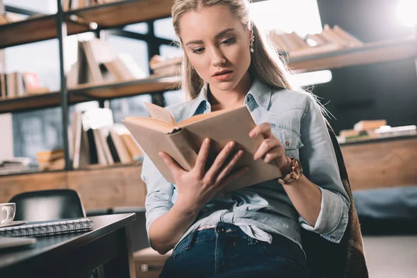 Student reading book — Stock Photo, Image