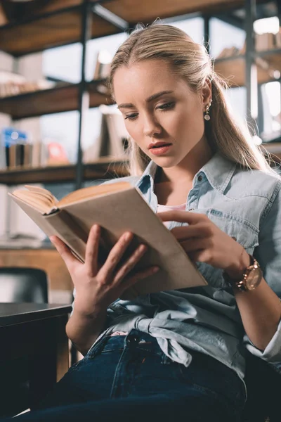 Student reading book — Stock Photo, Image