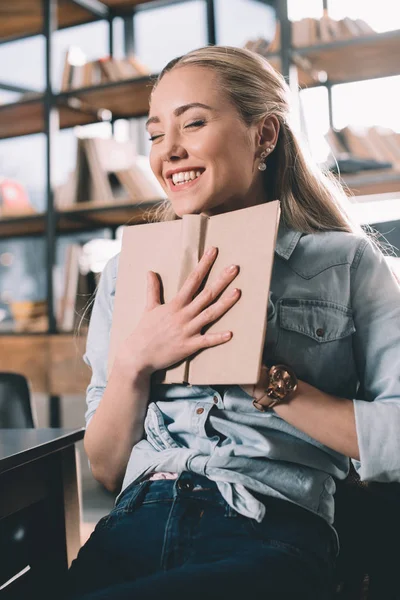 Student läsa bok — Stockfoto