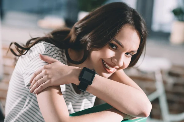 Femme avec smartwatch au poignet — Photo