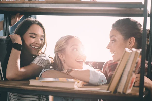 Mujeres sonrientes atractivas — Foto de Stock