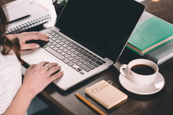 Mujer estudiando con portátil — Foto de Stock