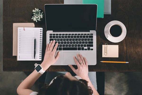 Donna che studia con laptop — Foto Stock