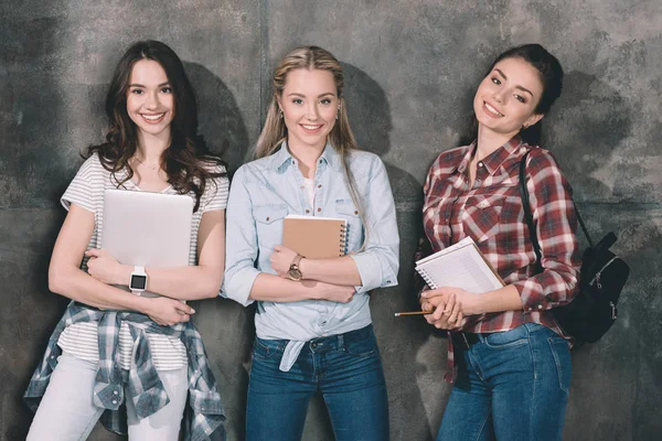 Tre studenti attraenti — Foto Stock