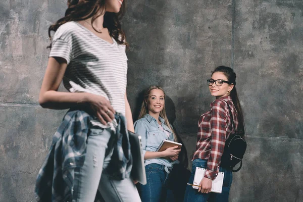 Estudiantes mirando a chica — Foto de Stock