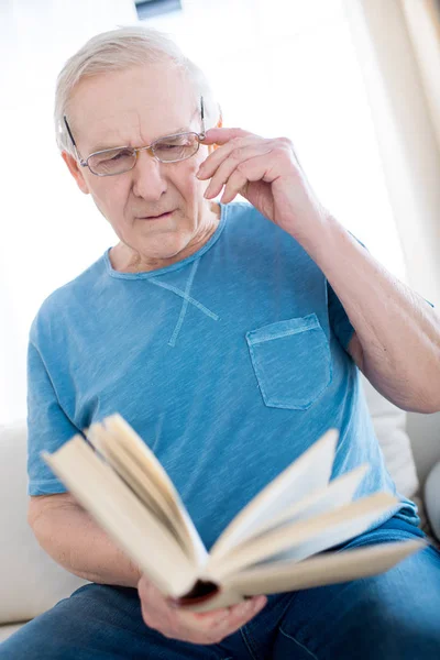 Homem sênior livro de leitura — Fotografia de Stock