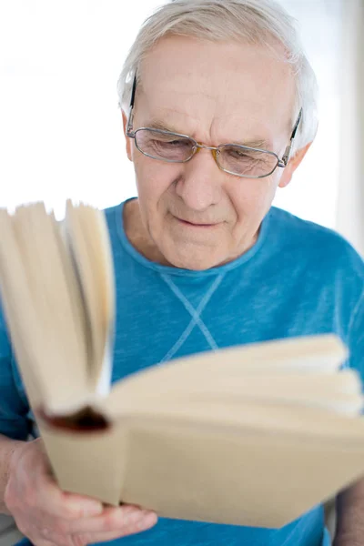 Senior man reading book — Stock Photo, Image