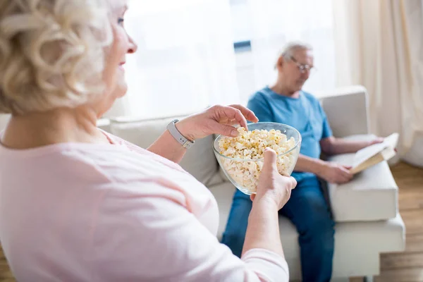 Senior Kvinna äta popcorn — Stockfoto