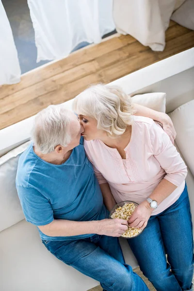 Senior couple eating popcorn — Free Stock Photo