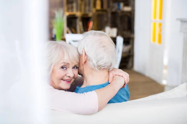 Senior couple embracing — Stock Photo, Image