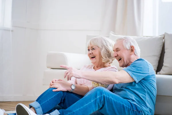 Feliz pareja de ancianos — Foto de Stock