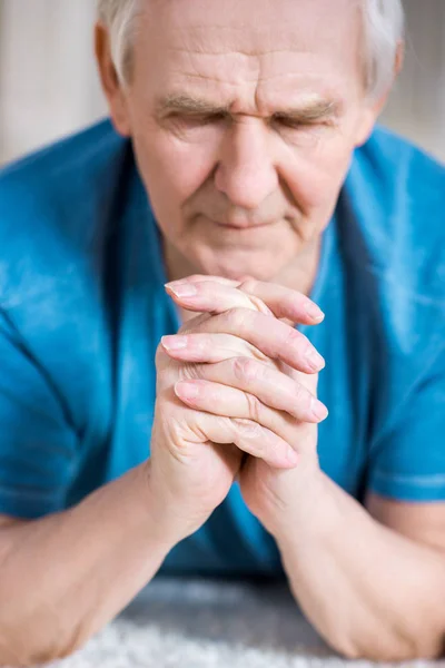 Pensive senior man — Free Stock Photo