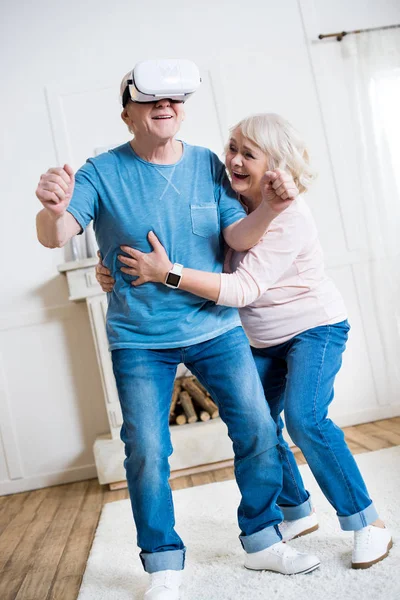 Couple with virtual reality headset — Stock Photo, Image