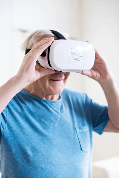 Muž ve virtuální realitě sluchátka — Stock fotografie
