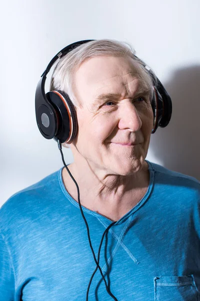 Homem sênior em fones de ouvido — Fotografia de Stock