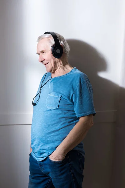 Kulaklık yaşça daha büyük adam — Stok fotoğraf