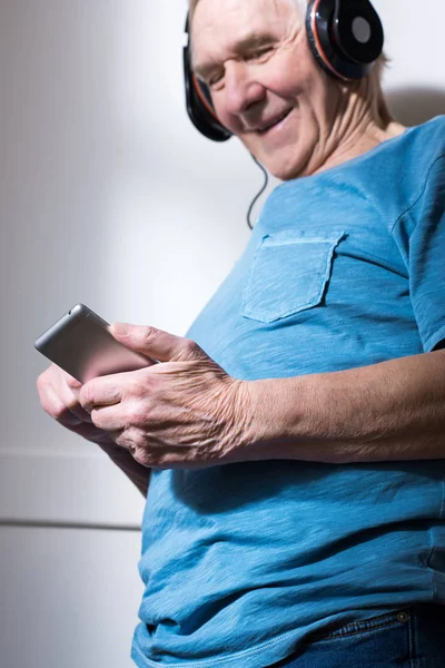 Homem sênior em fones de ouvido — Fotografia de Stock