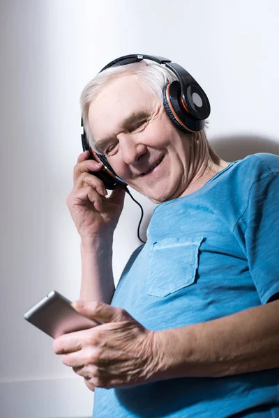 Senior man in hoofdtelefoon — Stockfoto