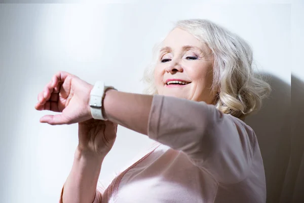 Senior kobieta z zegarka smartwatch — Zdjęcie stockowe